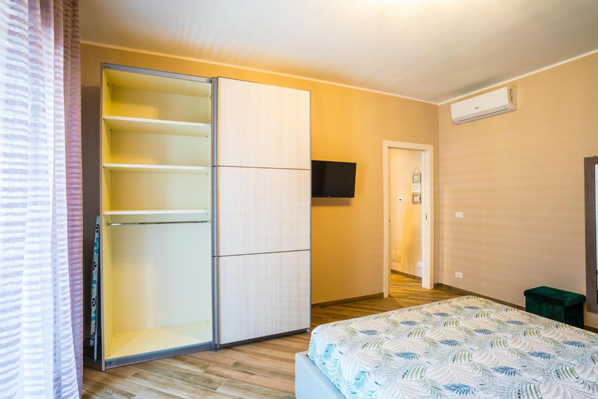 Sisters In Law Guesthouse Монополи Экстерьер фото